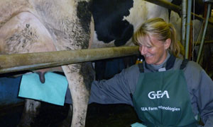 Melanie Heath demonstrates the use of Dermatex reusable towels